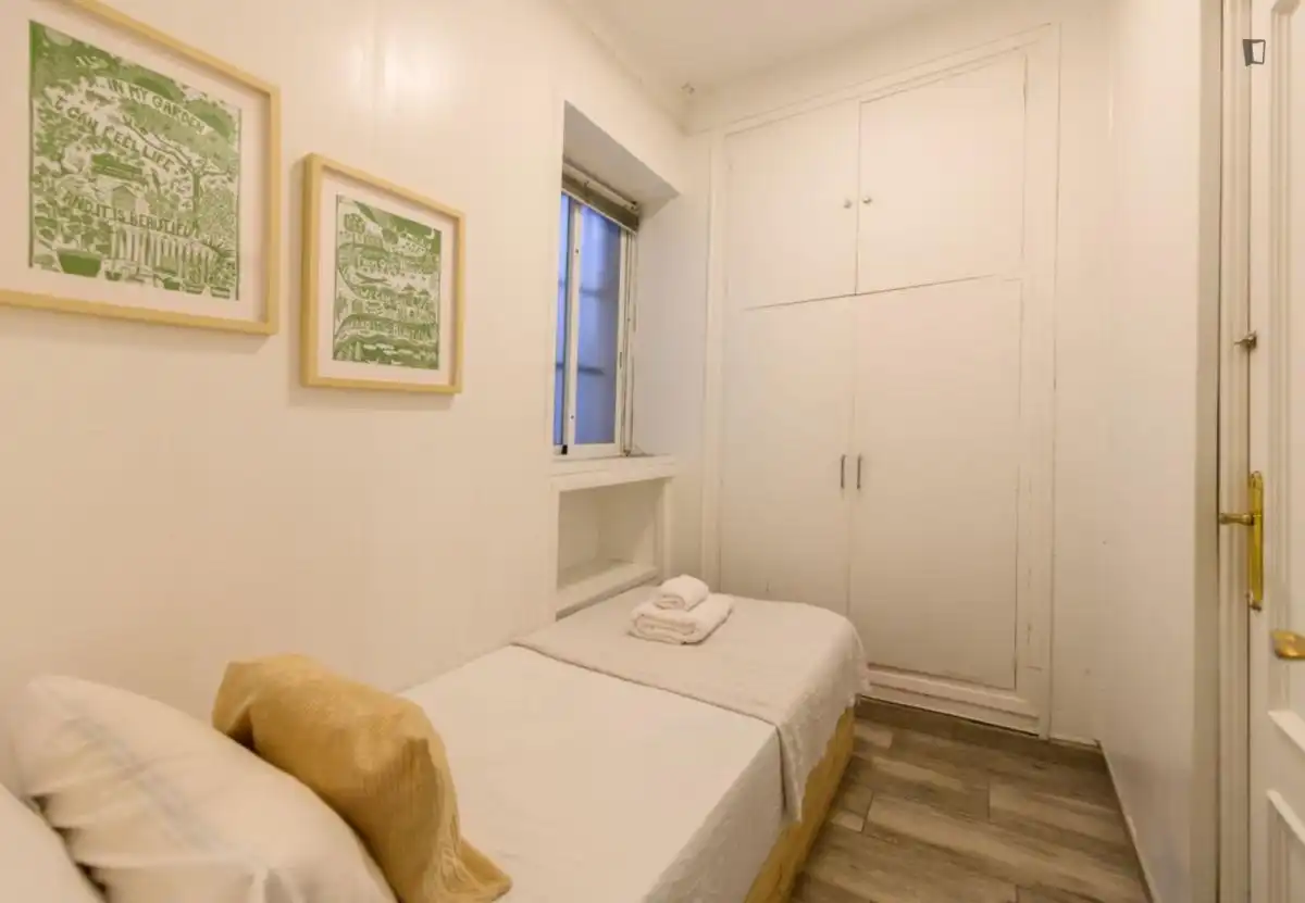 Dormitori de Apartament de lloguer en Madrid amb Calefacció, Moblat i Forn