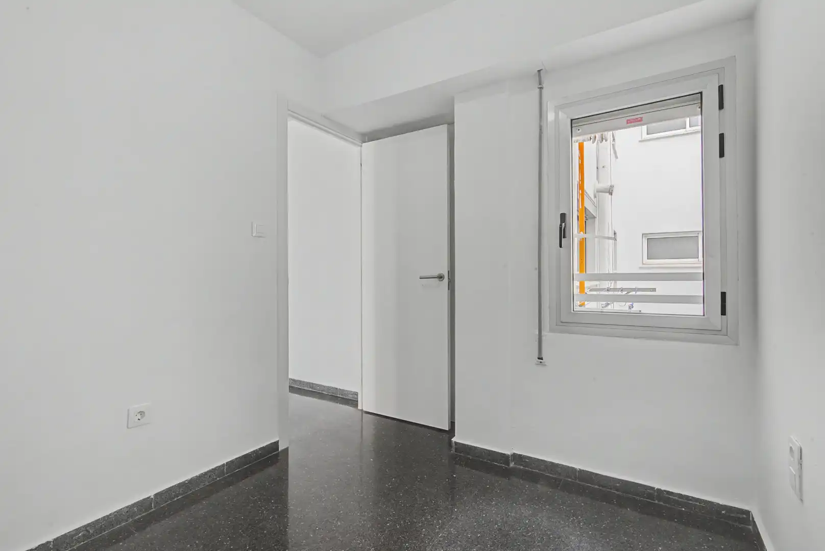 Flat for sale in Valencia  with Air Conditioner and Terrace