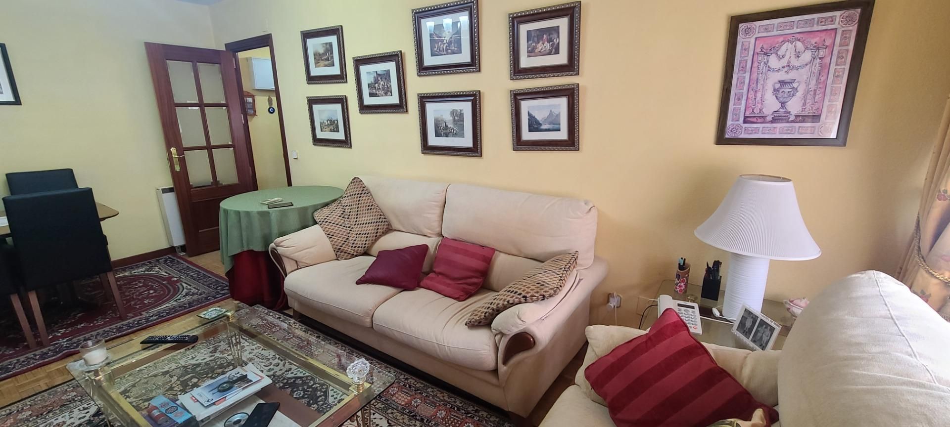 Sala de estar de Piso en venta en  Madrid Capital con Parquet