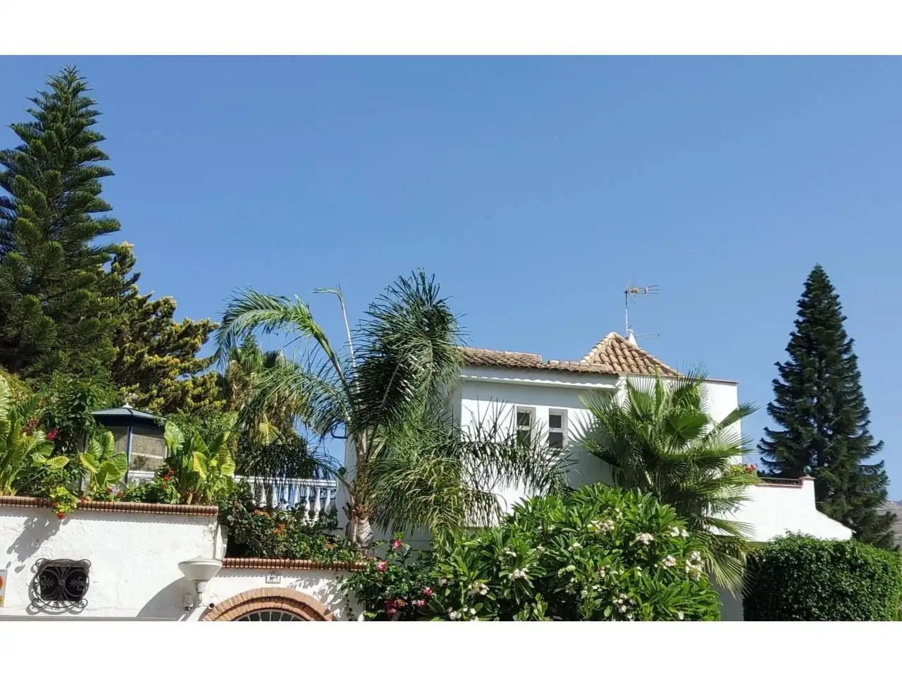 Vista exterior de Casa o chalet en venta en Almuñécar con Aire acondicionado, Jardín privado y Piscina comunitaria