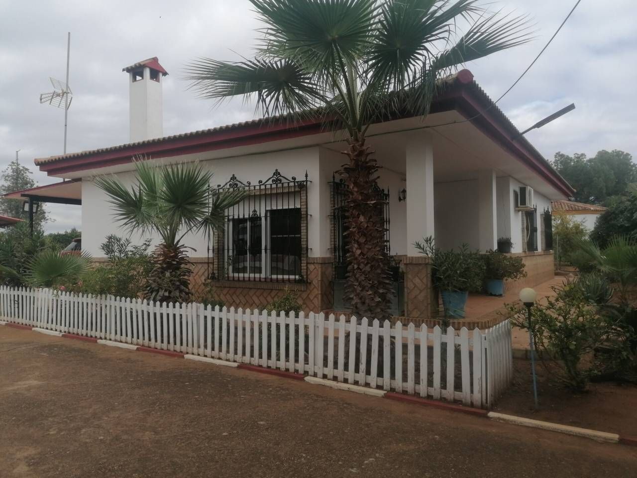 Vista exterior de Casa o chalet en venta en Alcalá de Guadaira con Aire acondicionado, Calefacción y Jardín privado