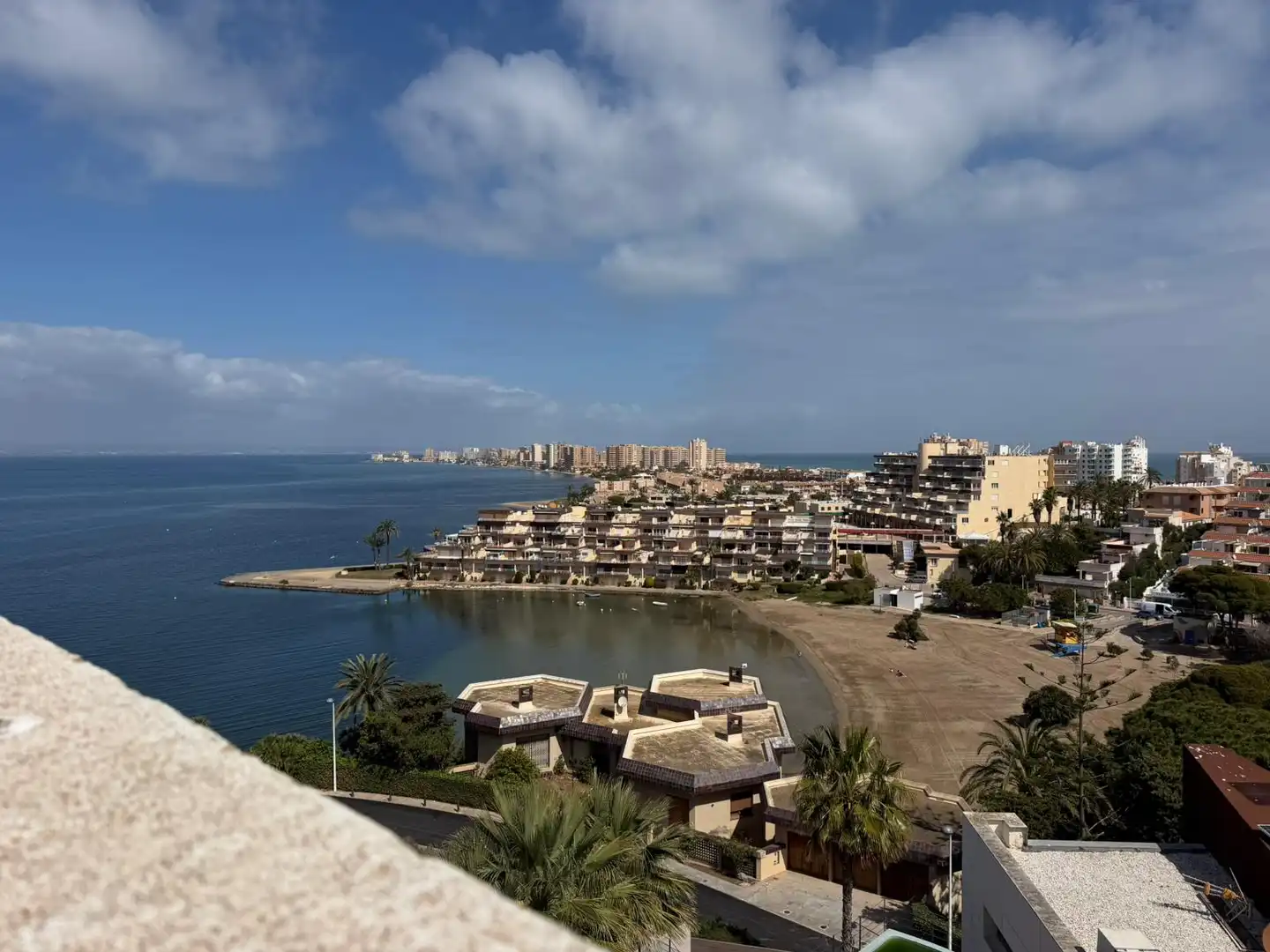 Vista exterior de Piso en venta en La Manga del Mar Menor con Terraza y Piscina comunitaria