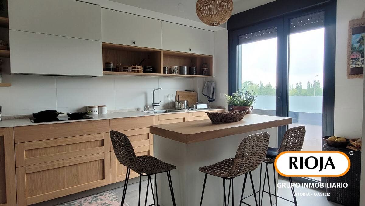Cuina de Pis en venda en Vitoria - Gasteiz amb Calefacció, Terrassa i Moblat