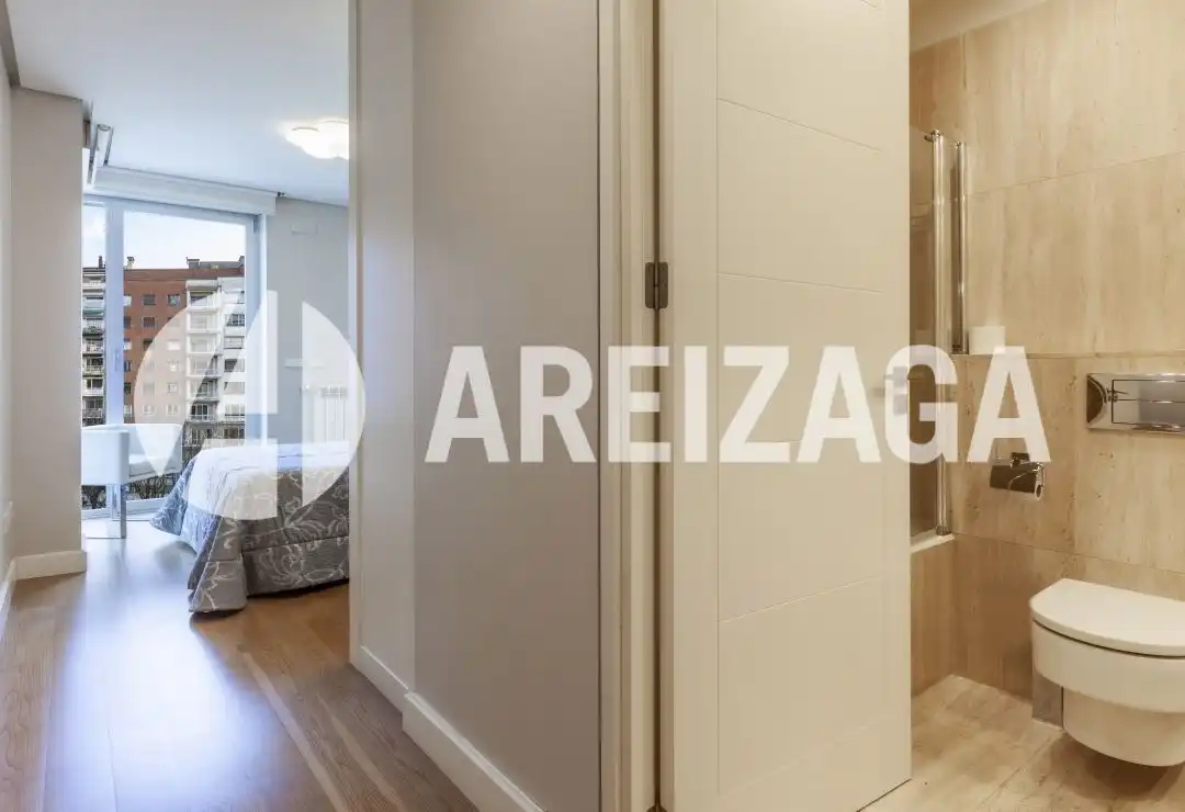 Habitación de Piso en venta en Donostia - San Sebastián  con Calefacción, Terraza y Balcón
