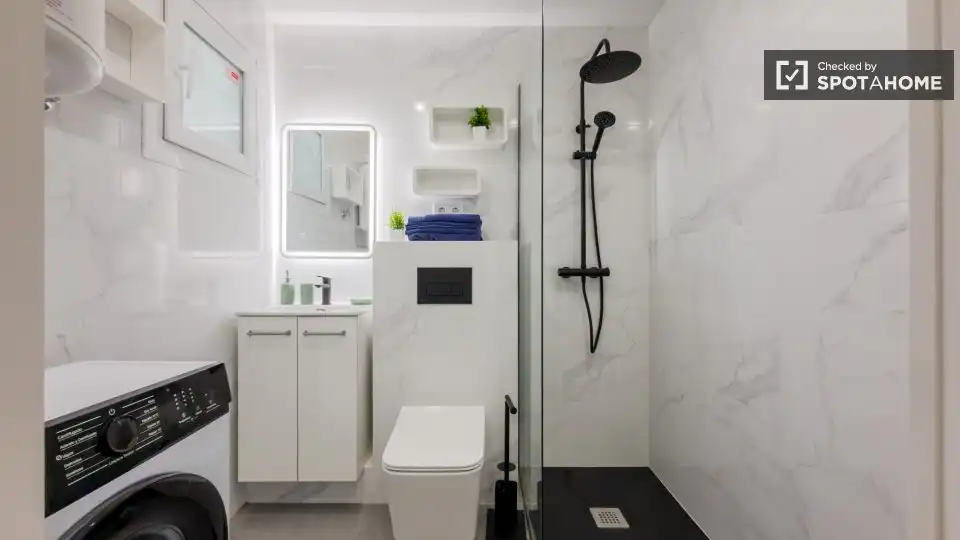 Baño de Piso de alquiler en Barcelona con Aire acondicionado, Calefacción y Amueblado