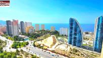 Vista exterior de Apartament en venda en Benidorm amb Aire condicionat, Jardí privat i Parquet