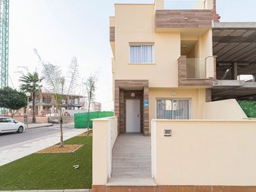 Adosado con balcón en venta en Urb. El Ancora