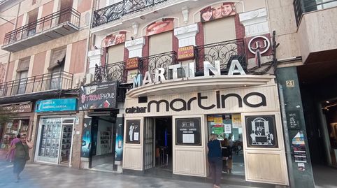 Local entreplanta comercial en Carretería, con entrada directa y derecho de escaparates en portal y vestíbulo. 64 m2, acondicionad
