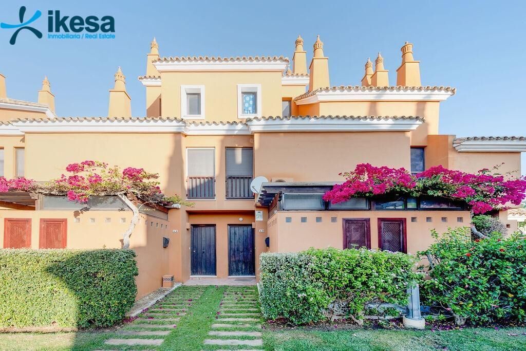 Vista exterior de Dúplex en venda en Islantilla amb Jardí privat, Terrassa i Piscina comunitària