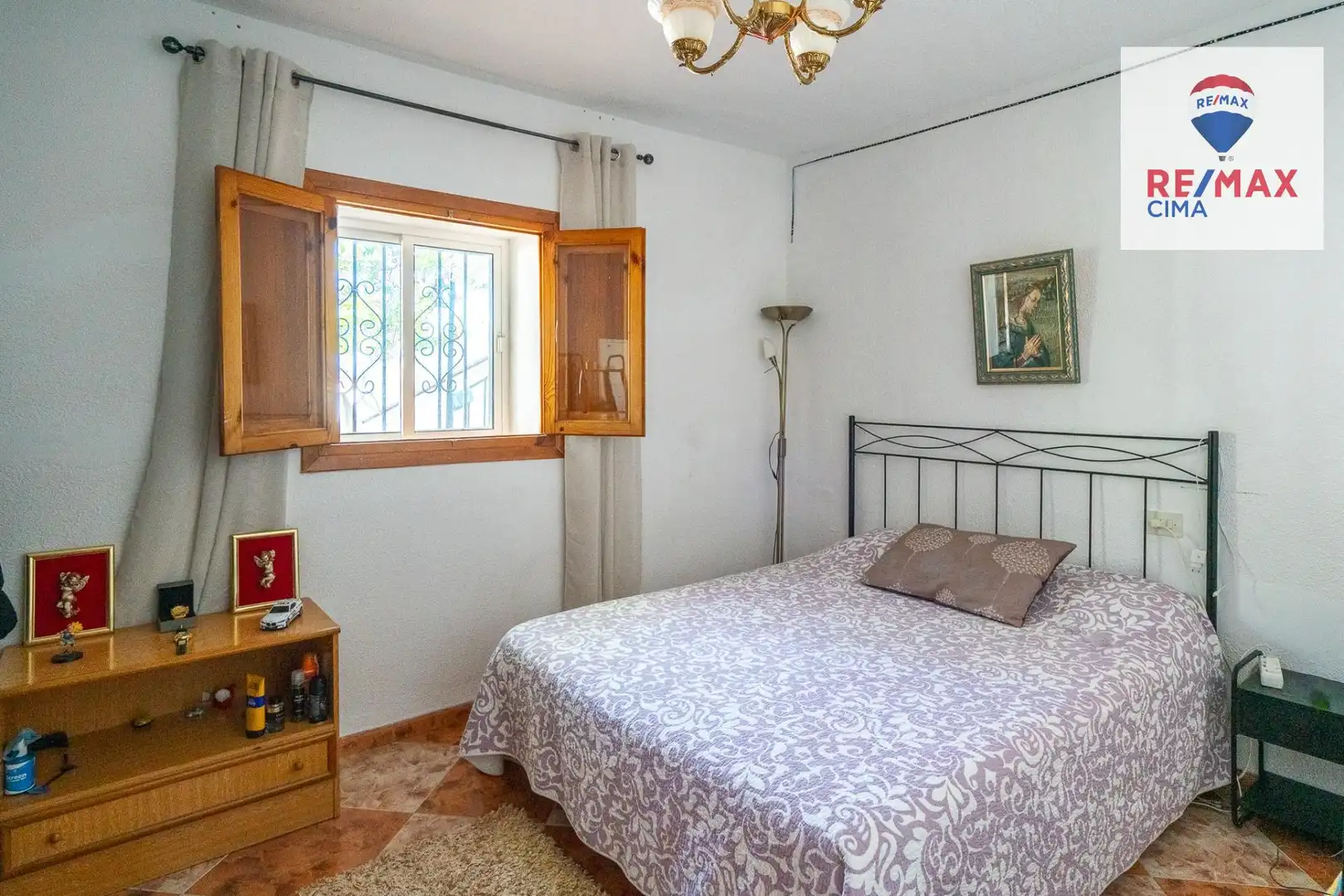 Dormitori de Casa o xalet en venda en Baza amb Calefacció, Jardí privat i Terrassa