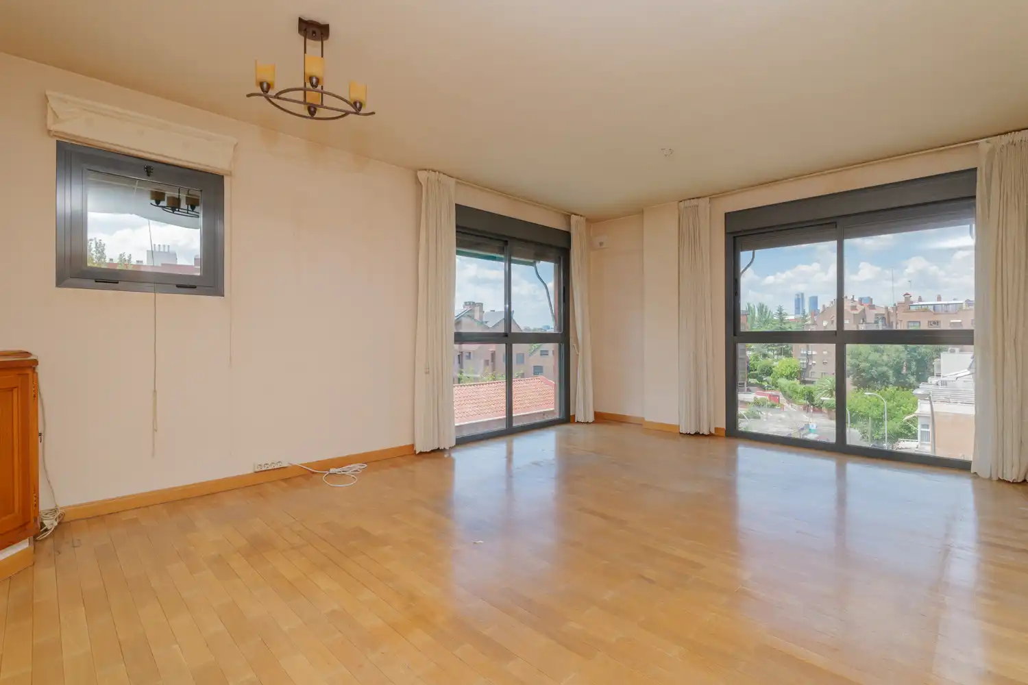 Sala d'estar de Dúplex en venda en Madrid amb Aire condicionat, Calefacció i Parquet