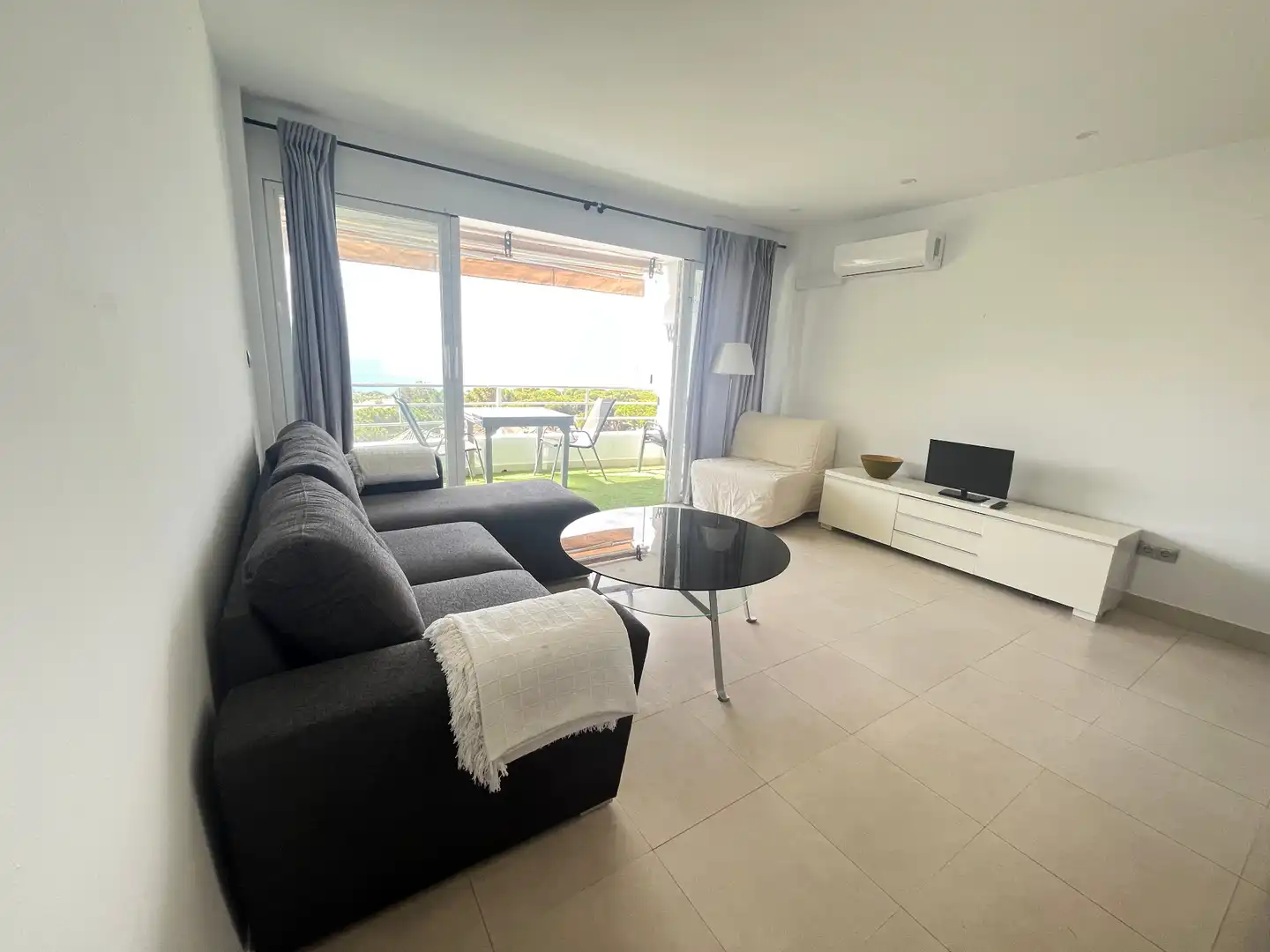 Sala d'estar de Apartament de lloguer en Marbella amb Aire condicionat, Terrassa i Moblat