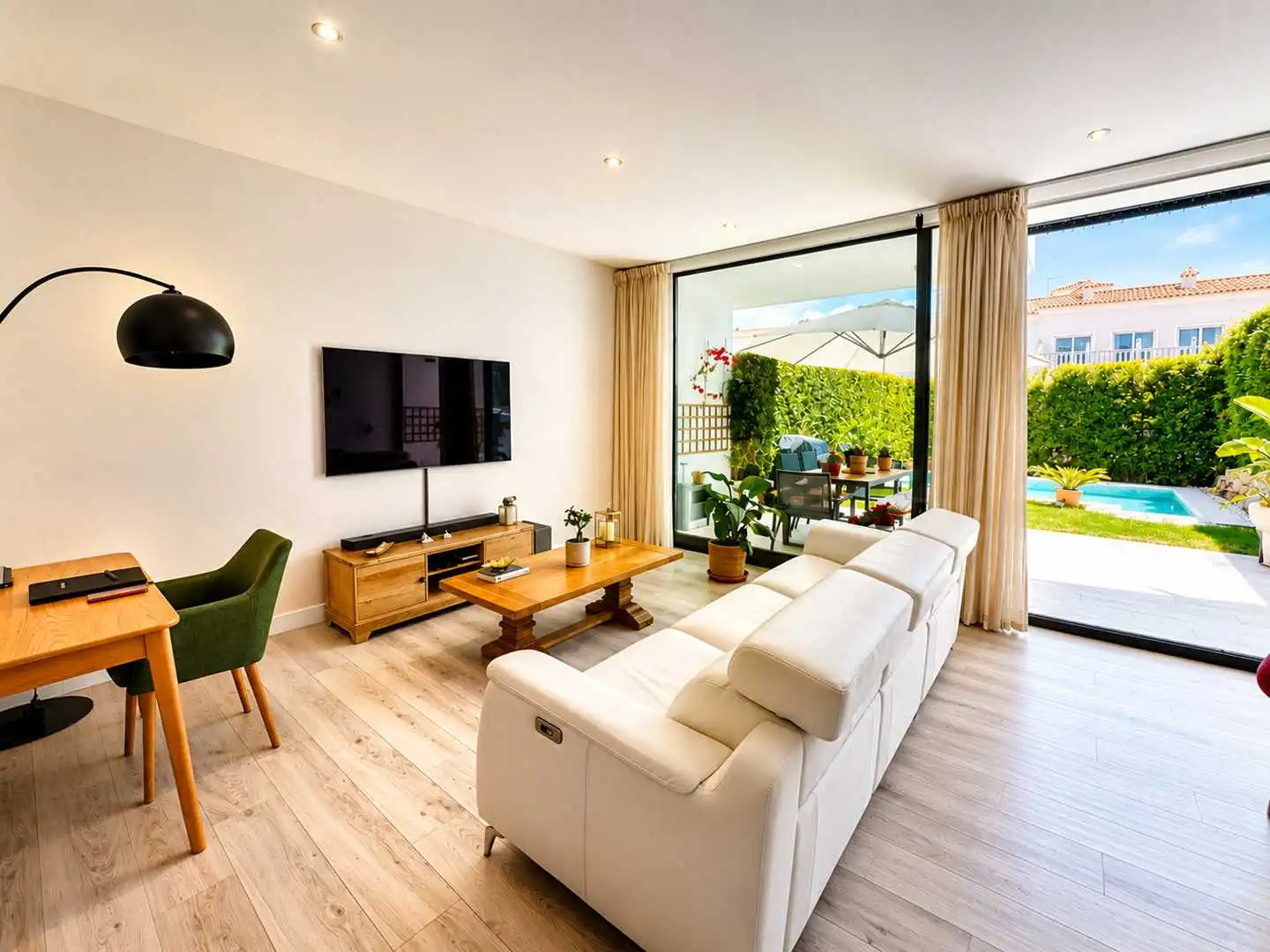 Sala d'estar de Casa adosada en venda en Sotogrande amb Aire condicionat, Calefacció i Jardí privat