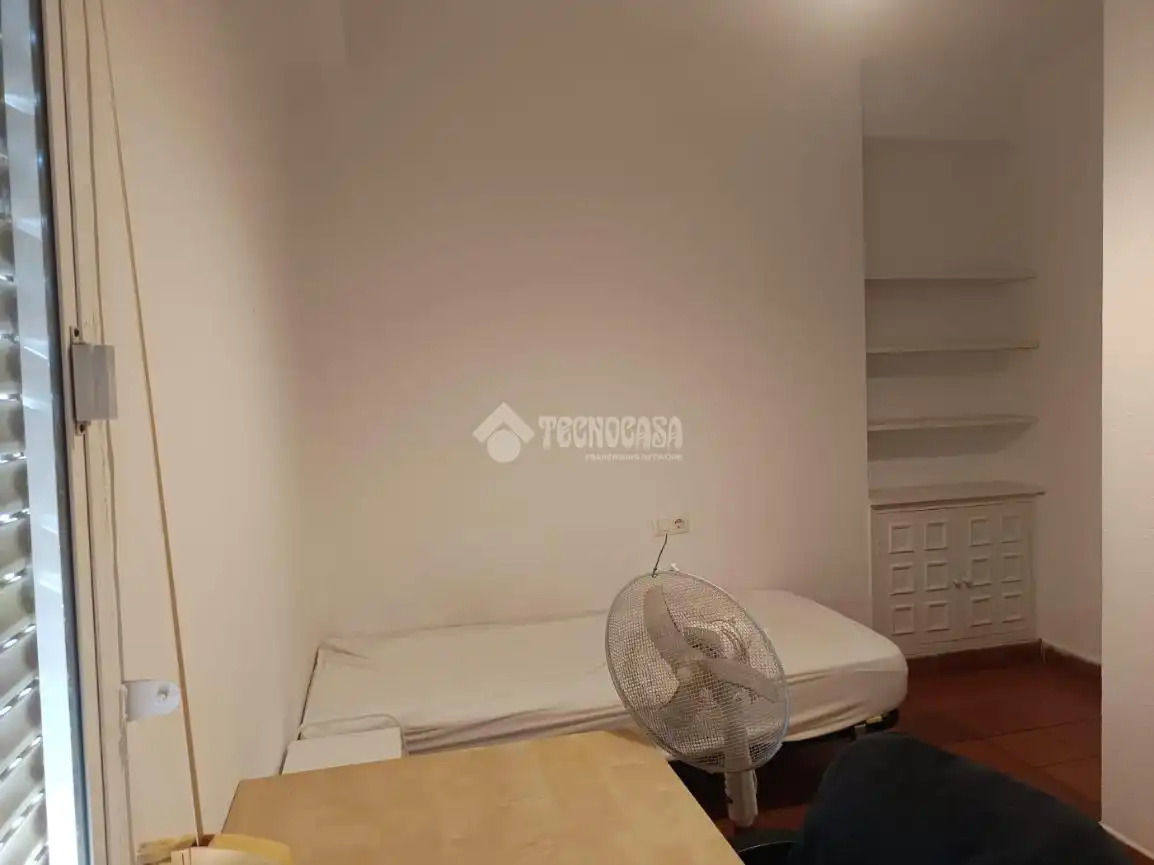 Habitación de Piso en venta en Sevilla con Aire acondicionado, Terraza y Trastero