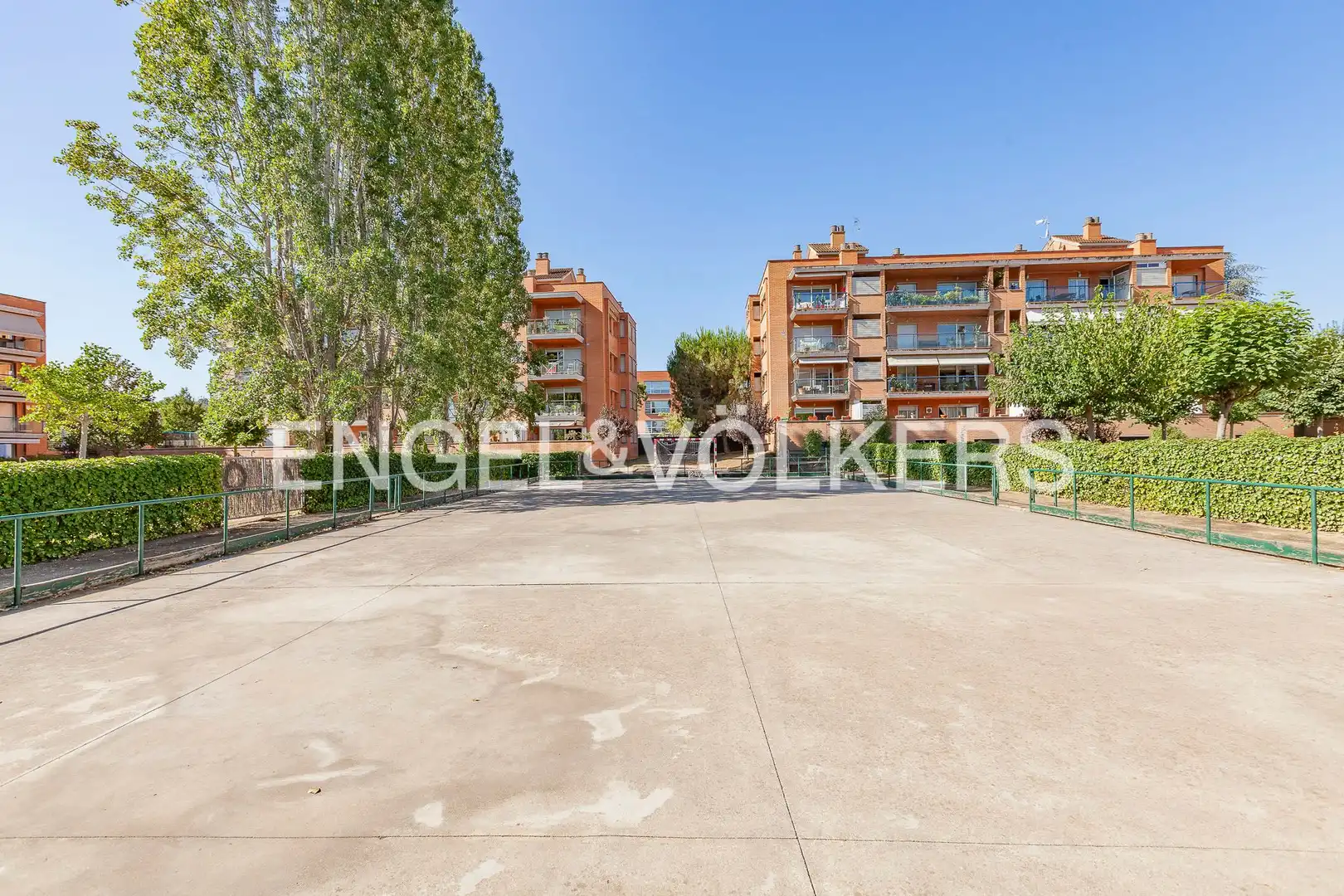 Vista exterior de Pis de lloguer en Sant Cugat del Vallès amb Calefacció, Jardí privat i Parquet