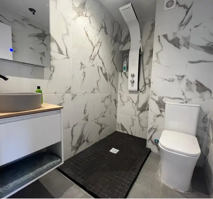 Baño de Piso en venta en Marbella con Amueblado, Horno y Lavadora