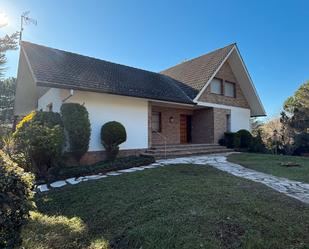 Vista exterior de Casa o xalet de lloguer en Begues amb Aire condicionat, Calefacció i Jardí privat