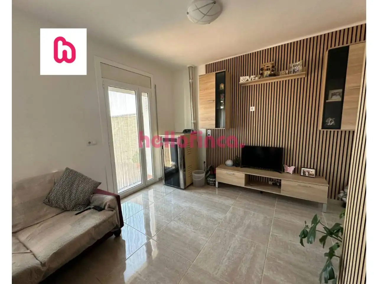 Sala d'estar de Casa adosada en venda en Sant Pere de Torelló amb Calefacció, Terrassa i Alarma