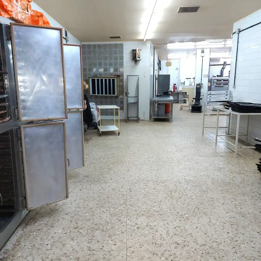 Cocina de Local en venta en Sevilla con Aire acondicionado