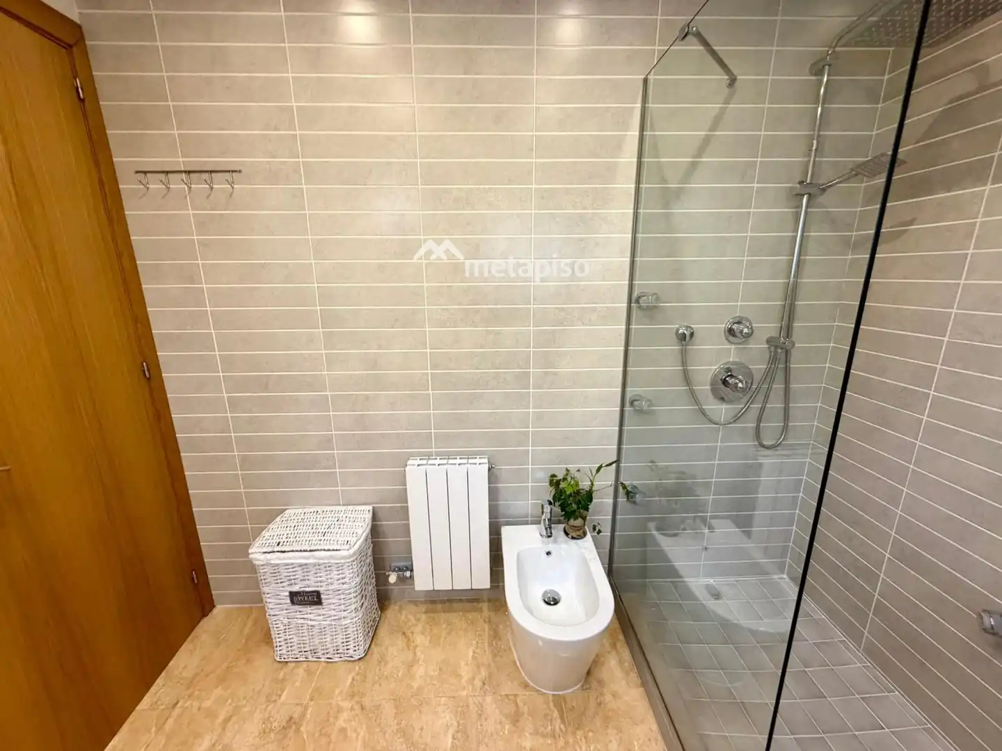 Baño de Casa adosada en venta en Santa Margarida I Els Monjos con Aire acondicionado, Calefacción y Terraza