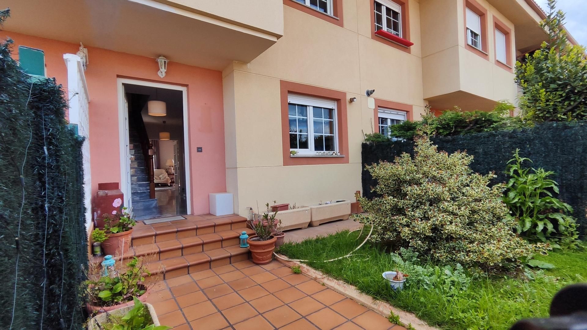 Vista exterior de Casa adosada en venda en Villaquilambre amb Calefacció