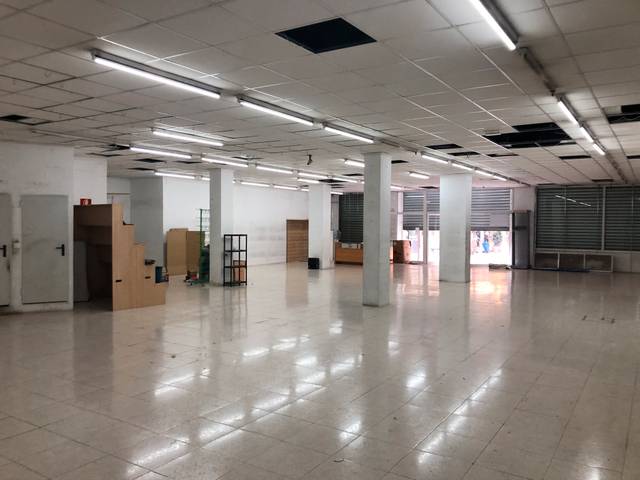 Local comercial en Alquiler en Avinguda de València en Urbanizaciones