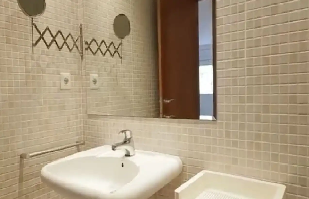 Bathroom of Flat for sale in Girona