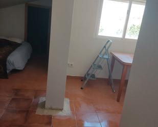 Dormitori de Apartament de lloguer en Las Ventas de Retamosa amb Rentadora i Alarma