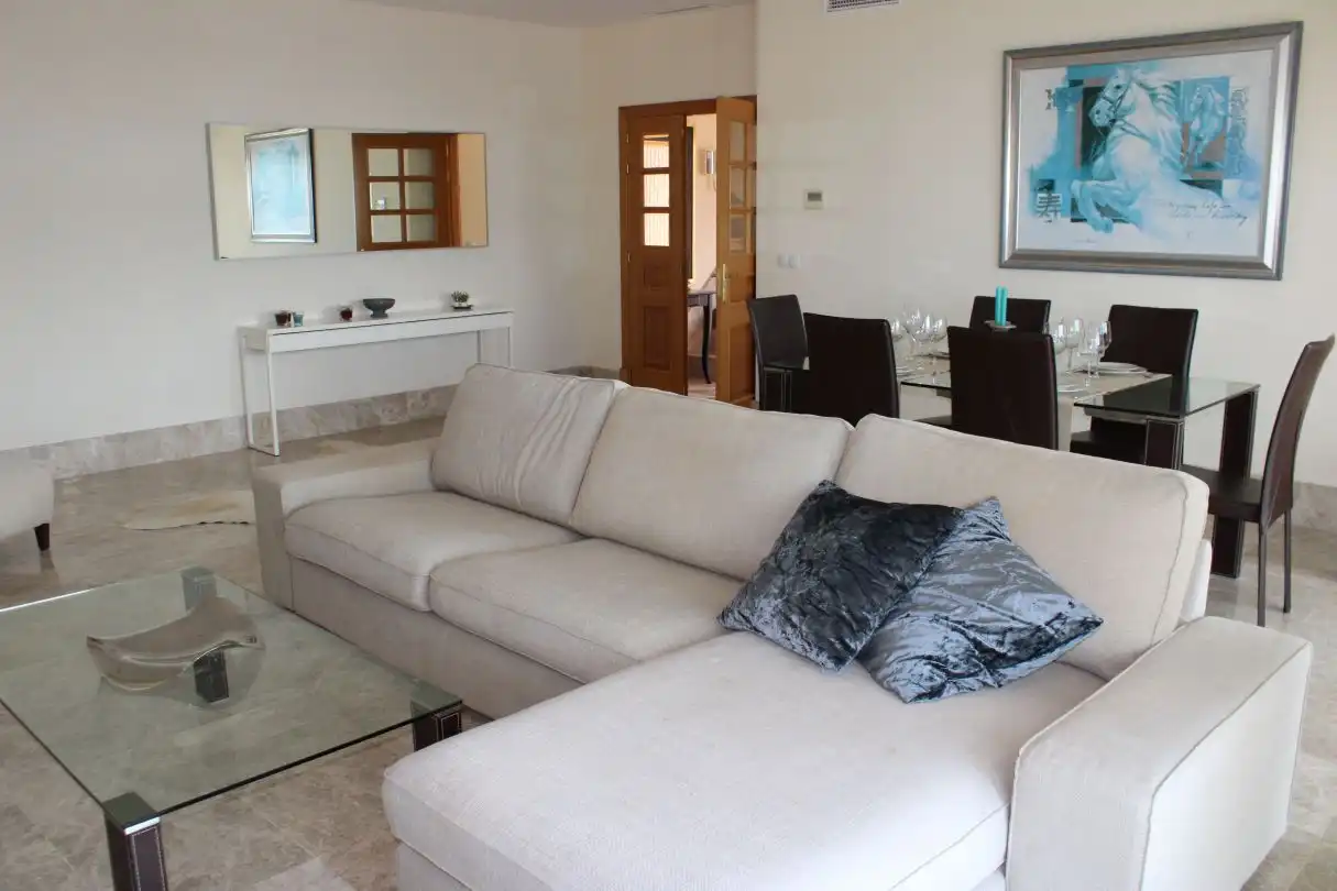 Sala de estar de Casa adosada de alquiler en Marbella con Aire acondicionado, Calefacción y Jardín privado