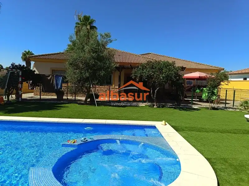 Villa con piscina in vendita a Camino de la Barquera 88