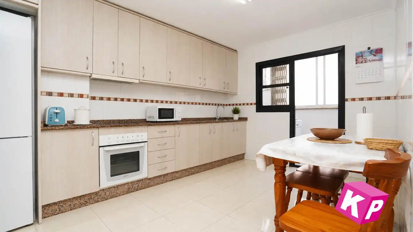Küche von Wohnung zum Verkauf in Santa Pola mit Klimaanlage, Terrasse und Möbliert