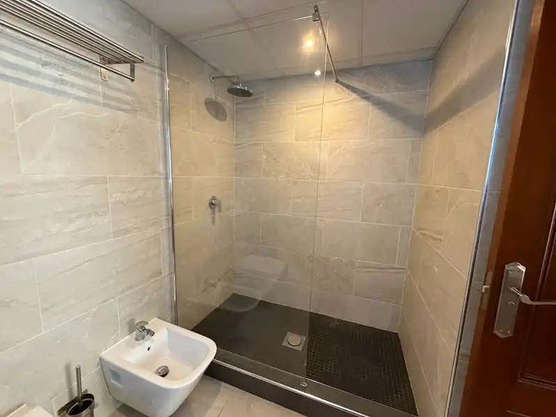 Baño de Piso en venta en Torrevieja con Terraza, Amueblado y TV