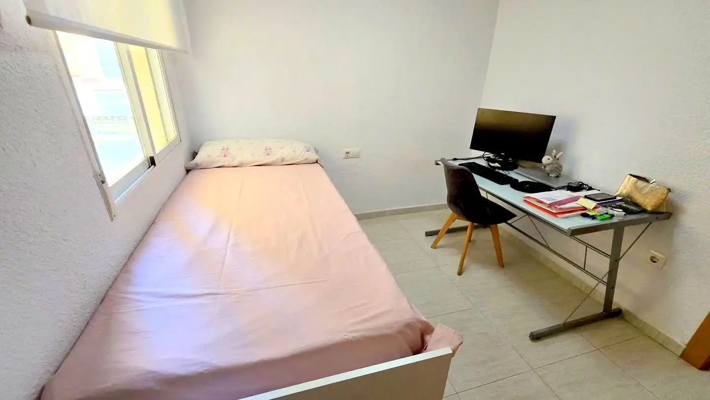 Habitación de Apartamento de alquiler en Gandia con Aire acondicionado, Terraza y Piscina comunitaria