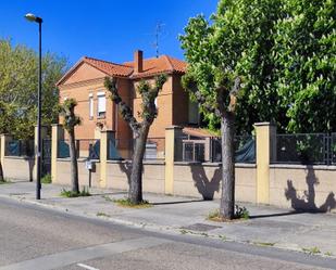 Vista exterior de Casa o xalet en venda en Viana de Cega amb Piscina