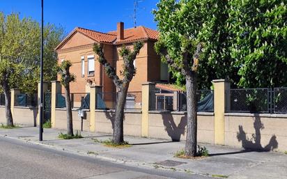 Vista exterior de Casa o xalet en venda en Viana de Cega amb Piscina