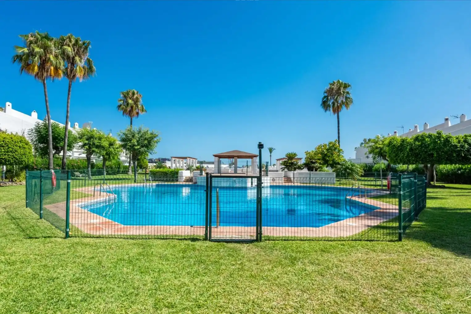 Piscina de Casa adosada en venta en Estepona con Aire acondicionado, Terraza y Amueblado