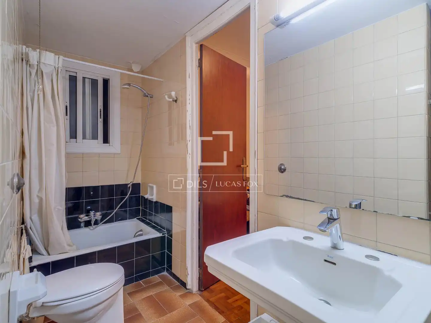 Bathroom of Flat for sale in Barcelona  with Storage room