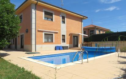 Swimming pool of House or chalet for sale in Onzonilla  with Terrace and Swimming Pool