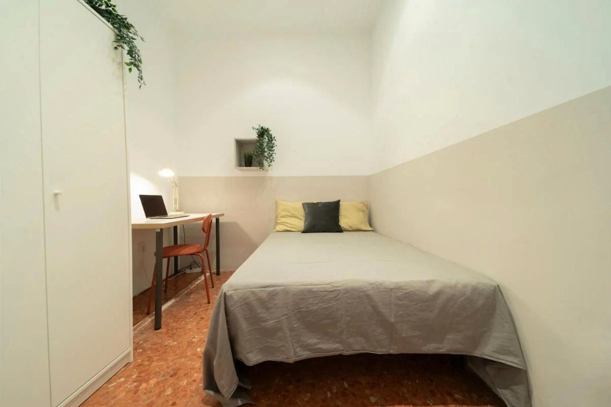 Bedroom of Flat to share in  Barcelona Capital  with Heating and Washing machine