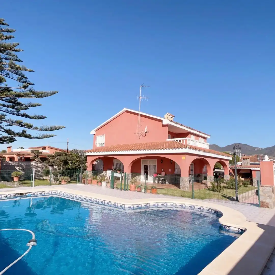 Piscina de Casa o xalet en venda en Castellón de la Plana / Castelló de la Plana amb Jardí privat i Terrassa