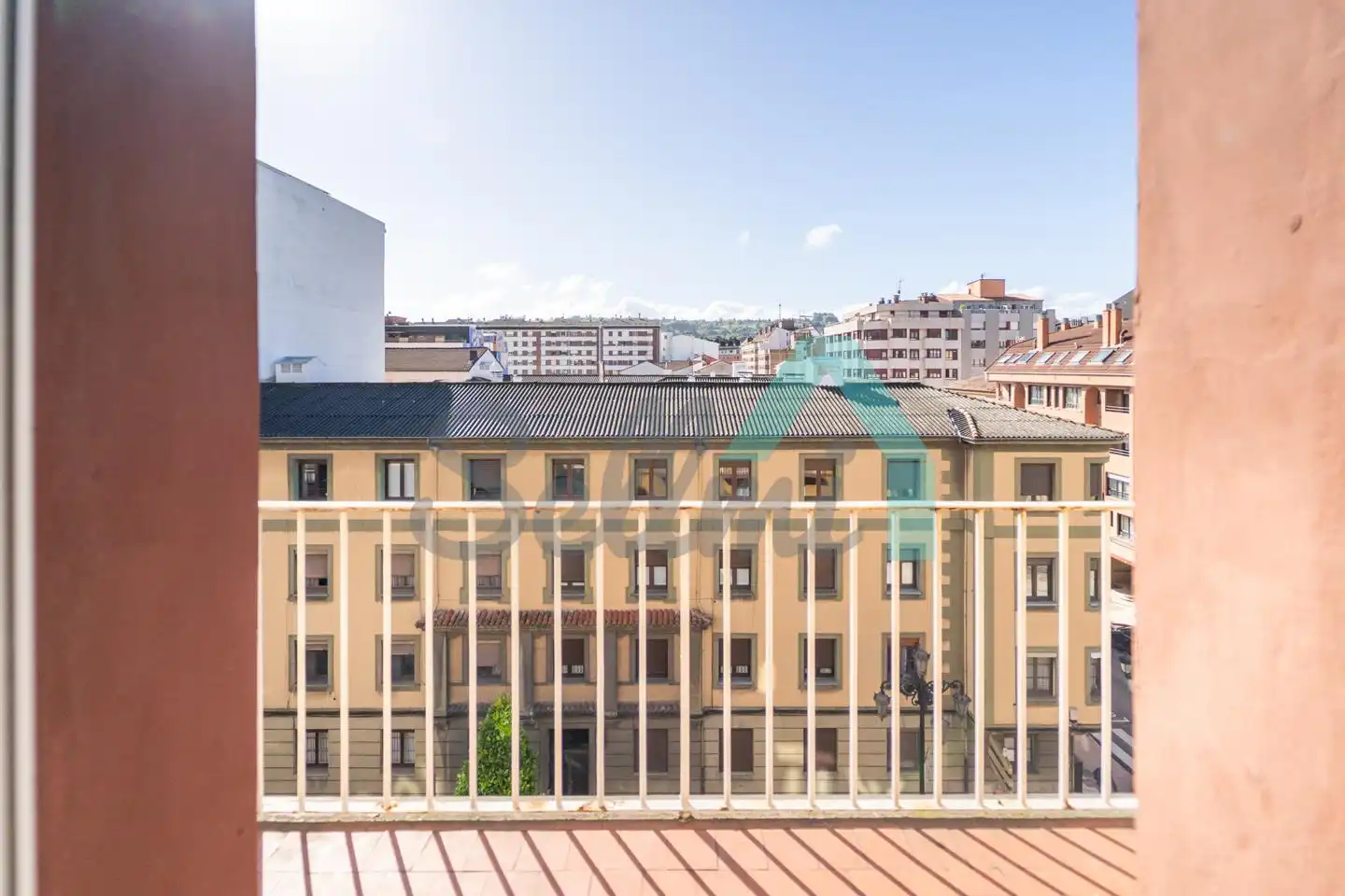Außenansicht von Wohnung zum Verkauf in Oviedo  mit Heizung, Parkett und Terrasse