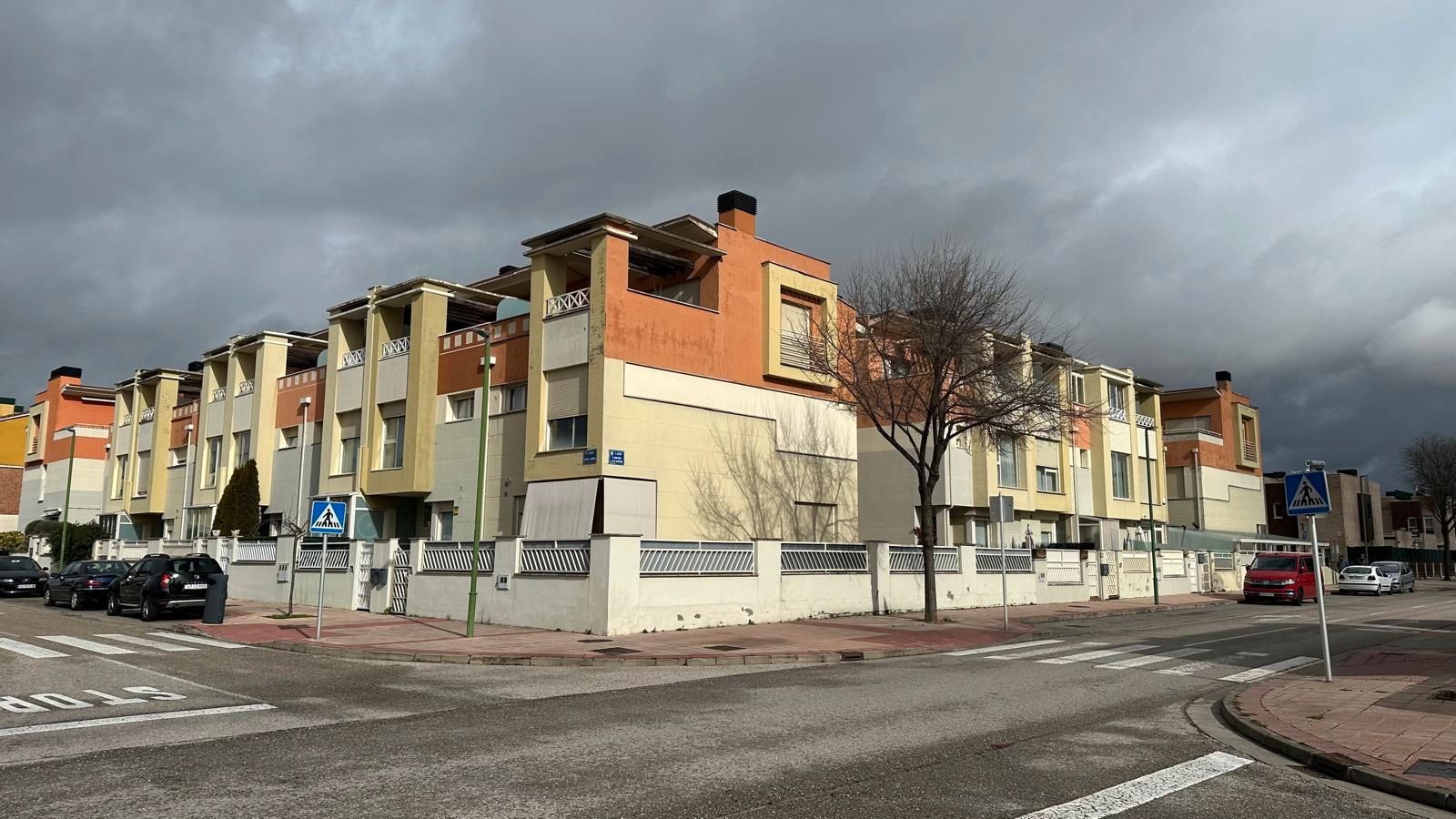 Vista exterior de Casa adosada de lloguer en Burgos Capital amb Calefacció, Jardí privat i Parquet