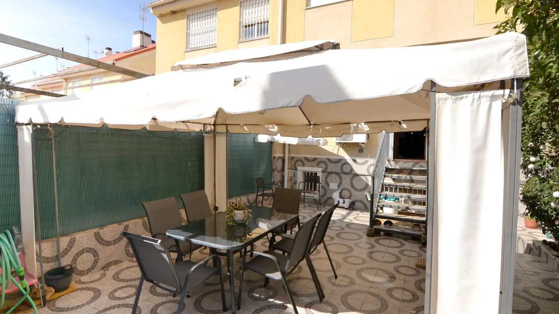 Terrassa de Casa adosada en venda en Navalcarnero amb Aire condicionat, Calefacció i Jardí privat