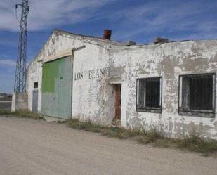 Außenansicht von Fabrikhallen zum verkauf in Aguilafuente