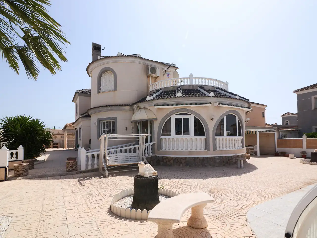 Vista exterior de Casa o xalet en venda en Torrevieja amb Aire condicionat, Calefacció i Jardí privat