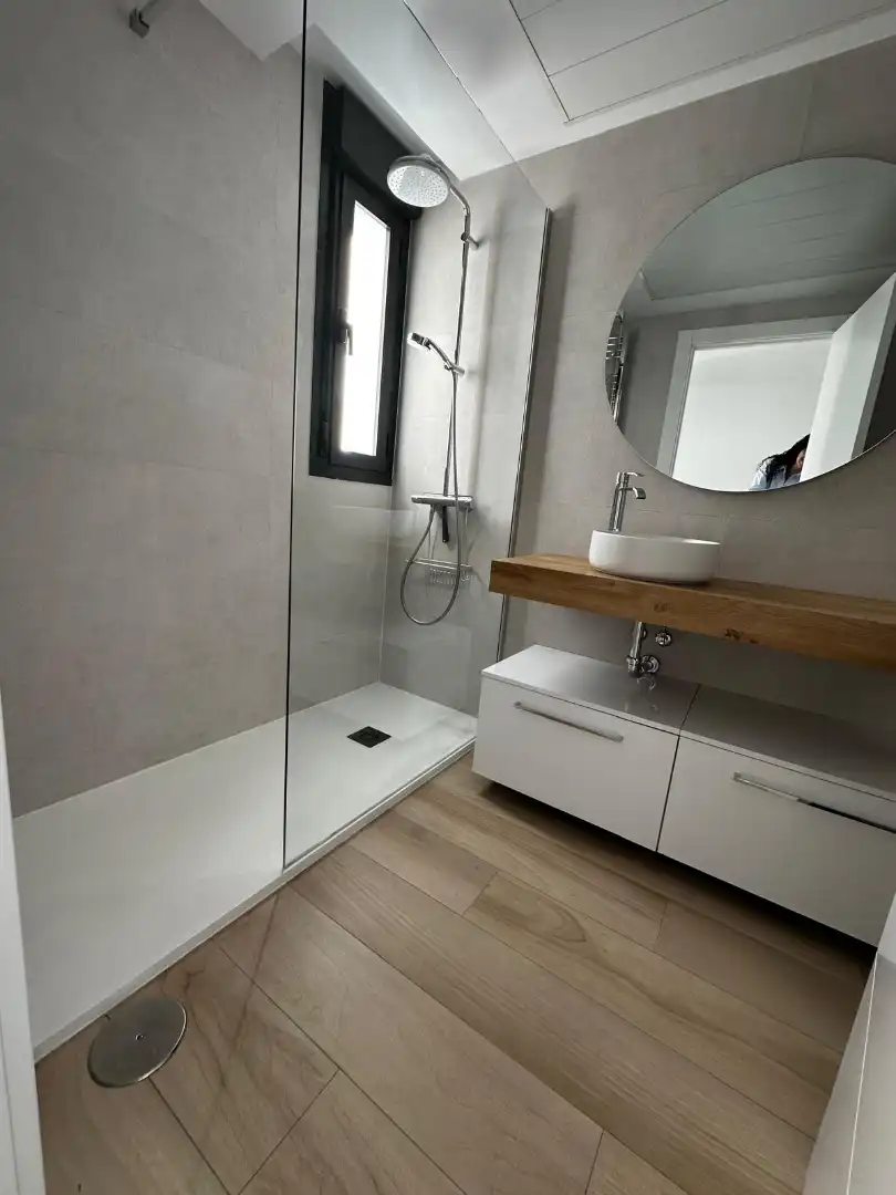 Bathroom of Flat for rent in Madrid  with Air Conditioner, Heating and Parquet flooring