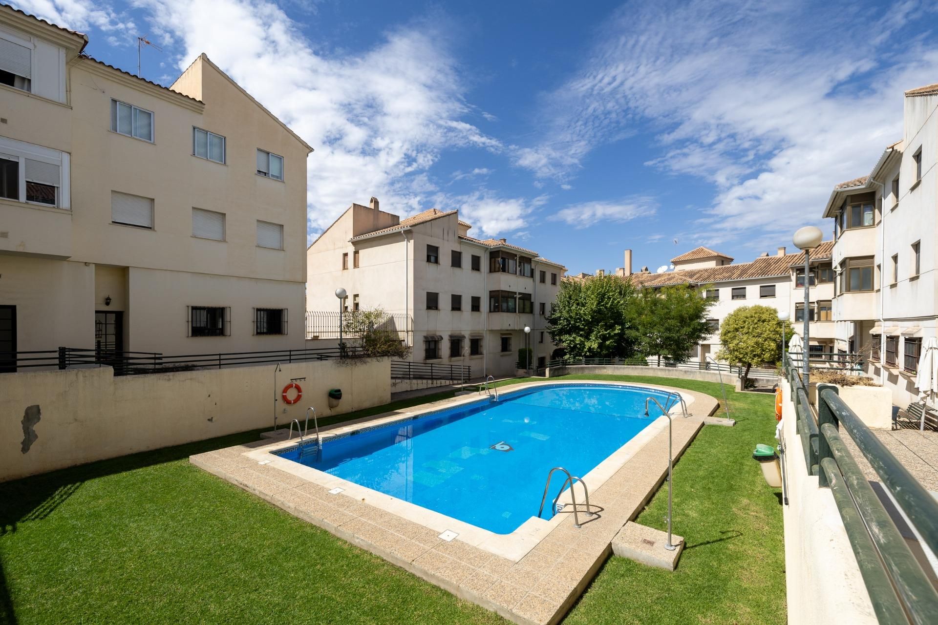 Piscina de Piso en venta en  Granada Capital con Terraza, Balcón y Piscina comunitaria