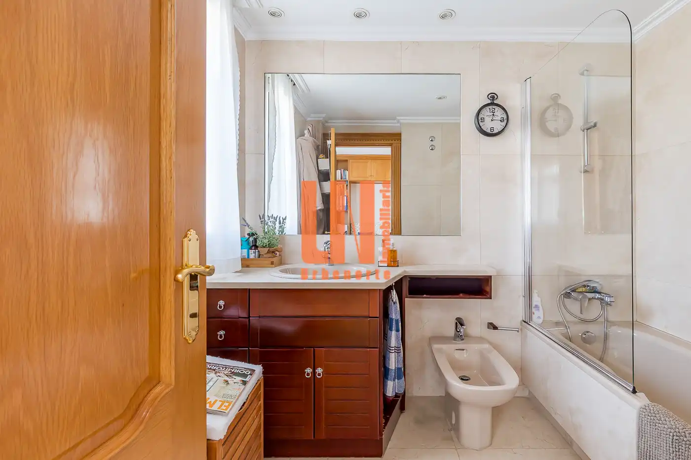 Baño de Casa adosada en venta en Madrid con Aire acondicionado, Calefacción y Jardín privado