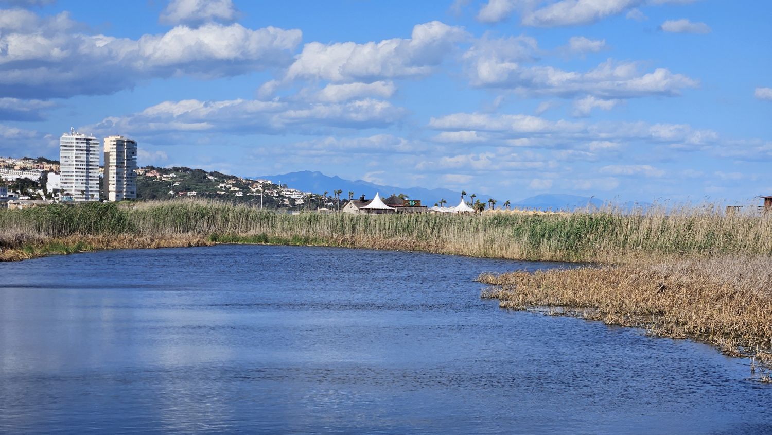 Vista exterior de Apartament en venda en Sotogrande amb Moblat i Piscina comunitària