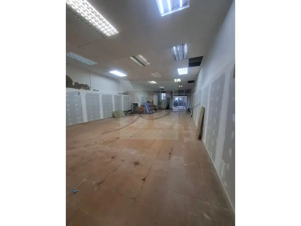 Edificio en venta en Montbrió del Camp
